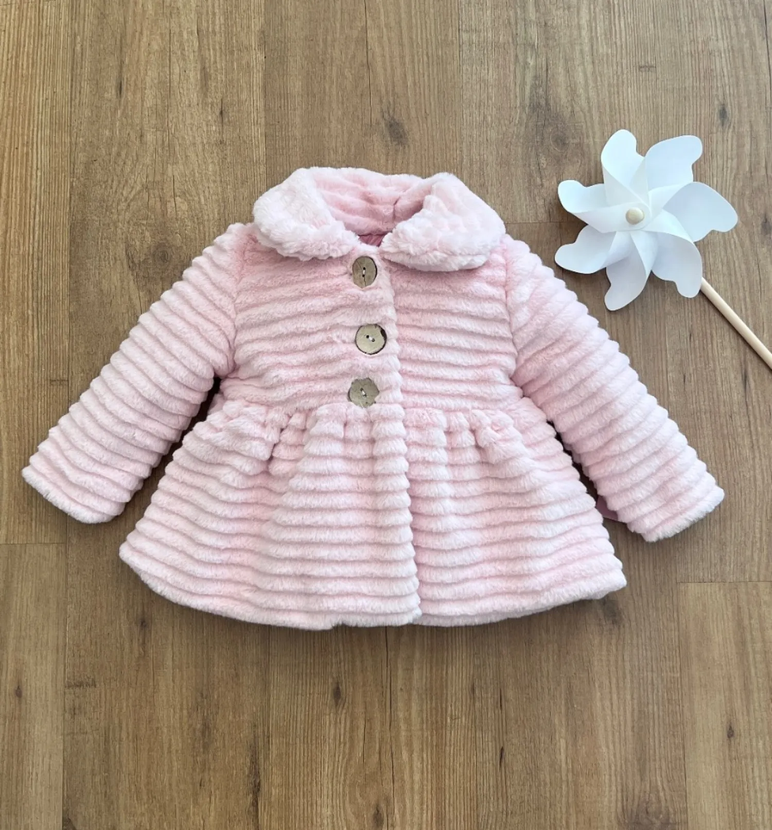 Abrigo para niña de pelo rayado en rosa o beige