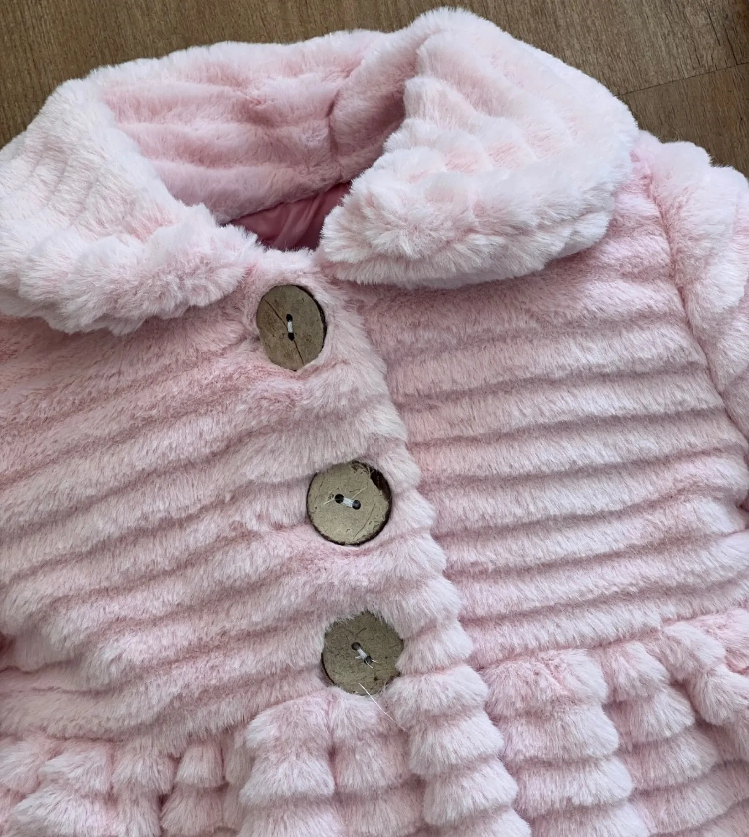 Abrigo para niña de pelo rayado en rosa o beige