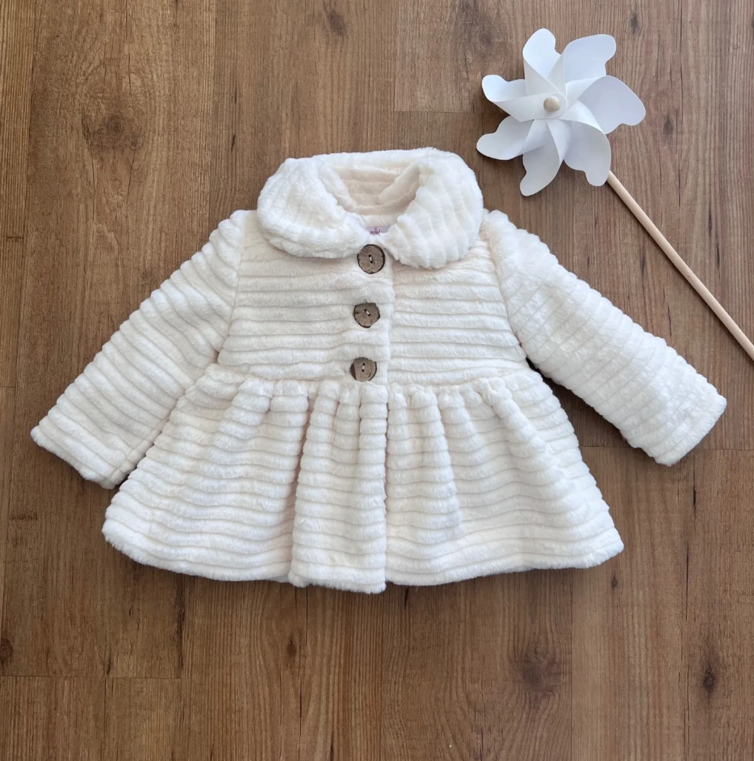 Abrigo para niña de pelo rayado en rosa o beige