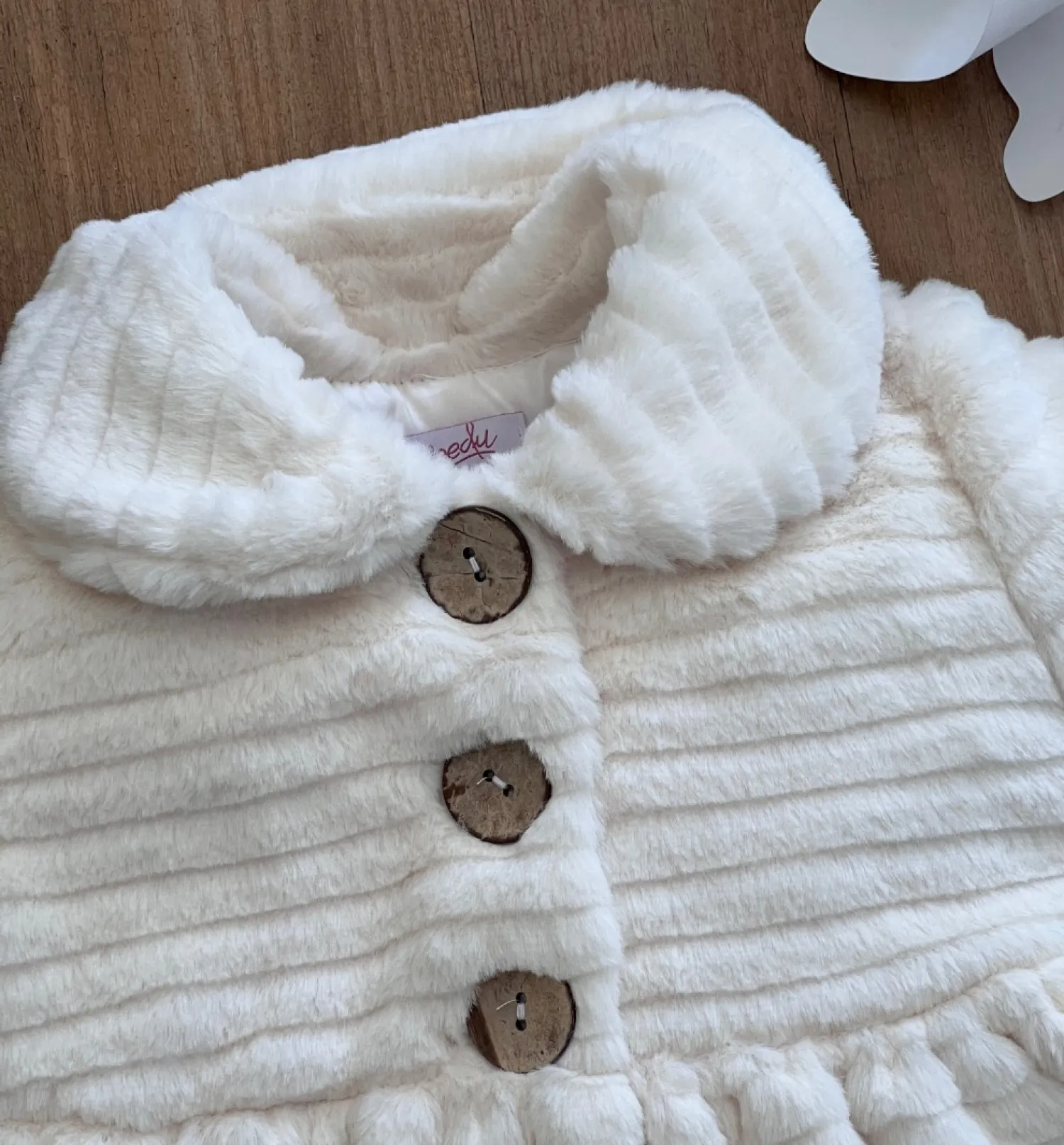 Abrigo para niña de pelo rayado en rosa o beige