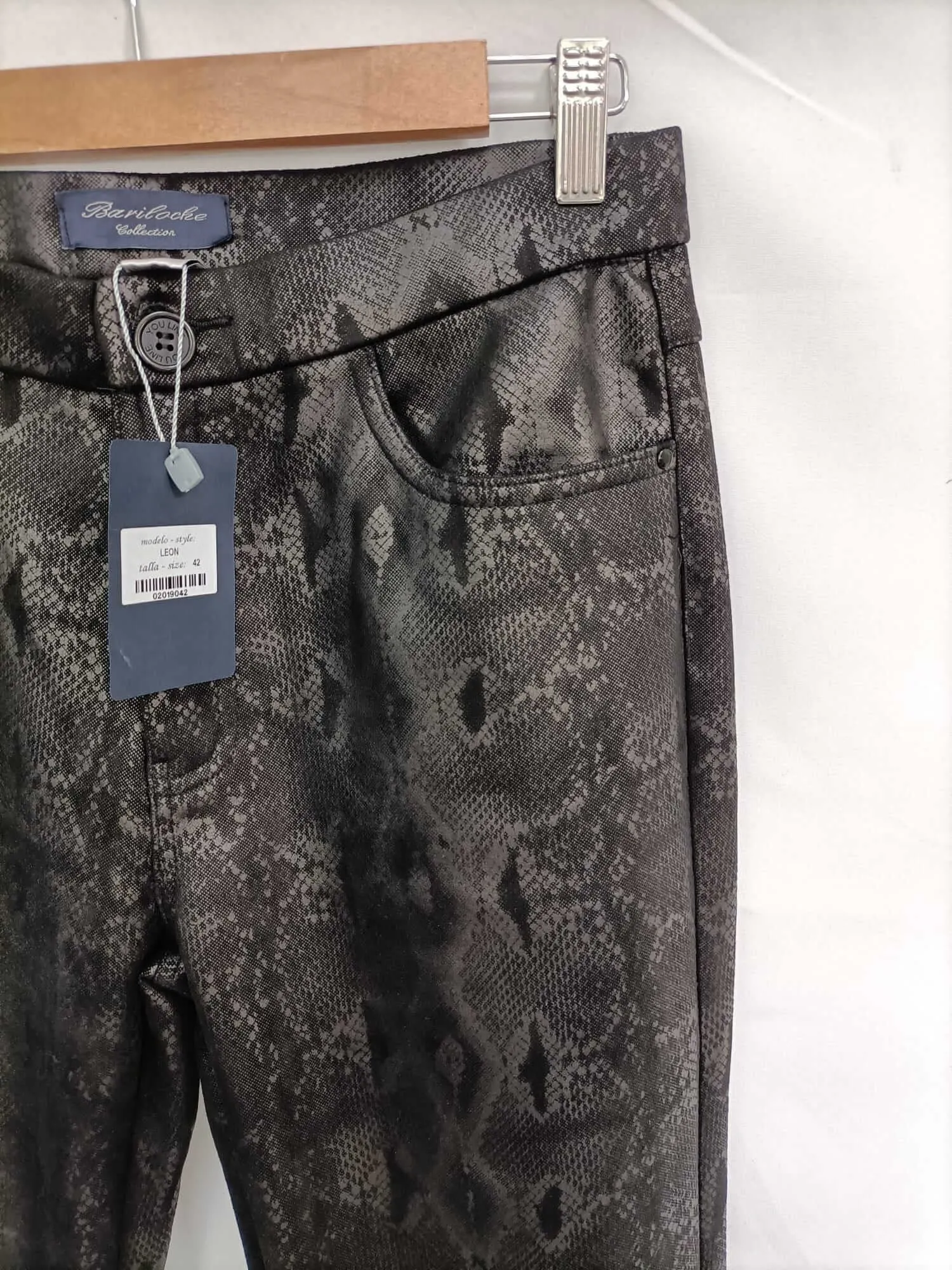BARILOCHE. Pantalón  negro serpiente T.42