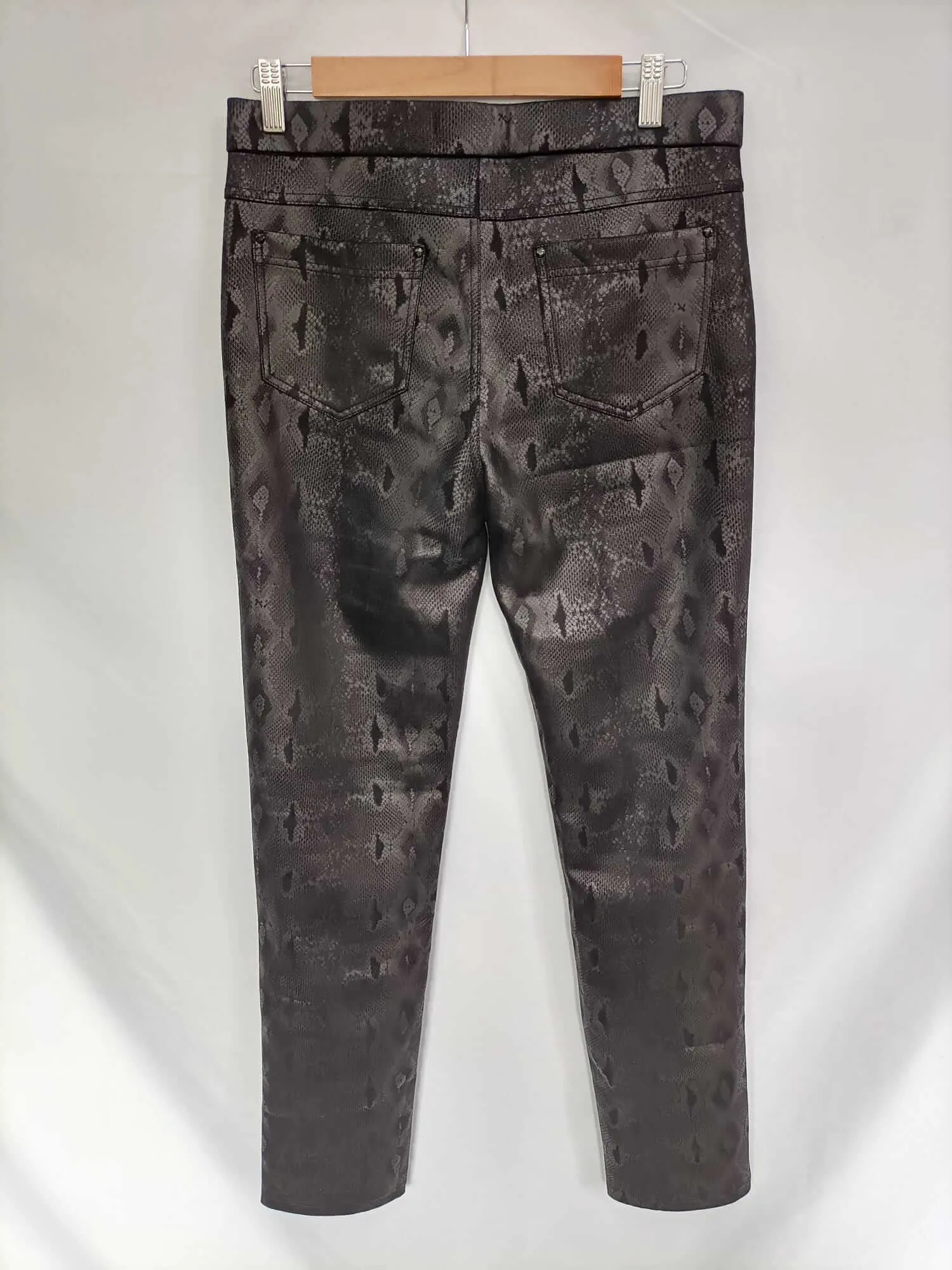 BARILOCHE. Pantalón  negro serpiente T.42
