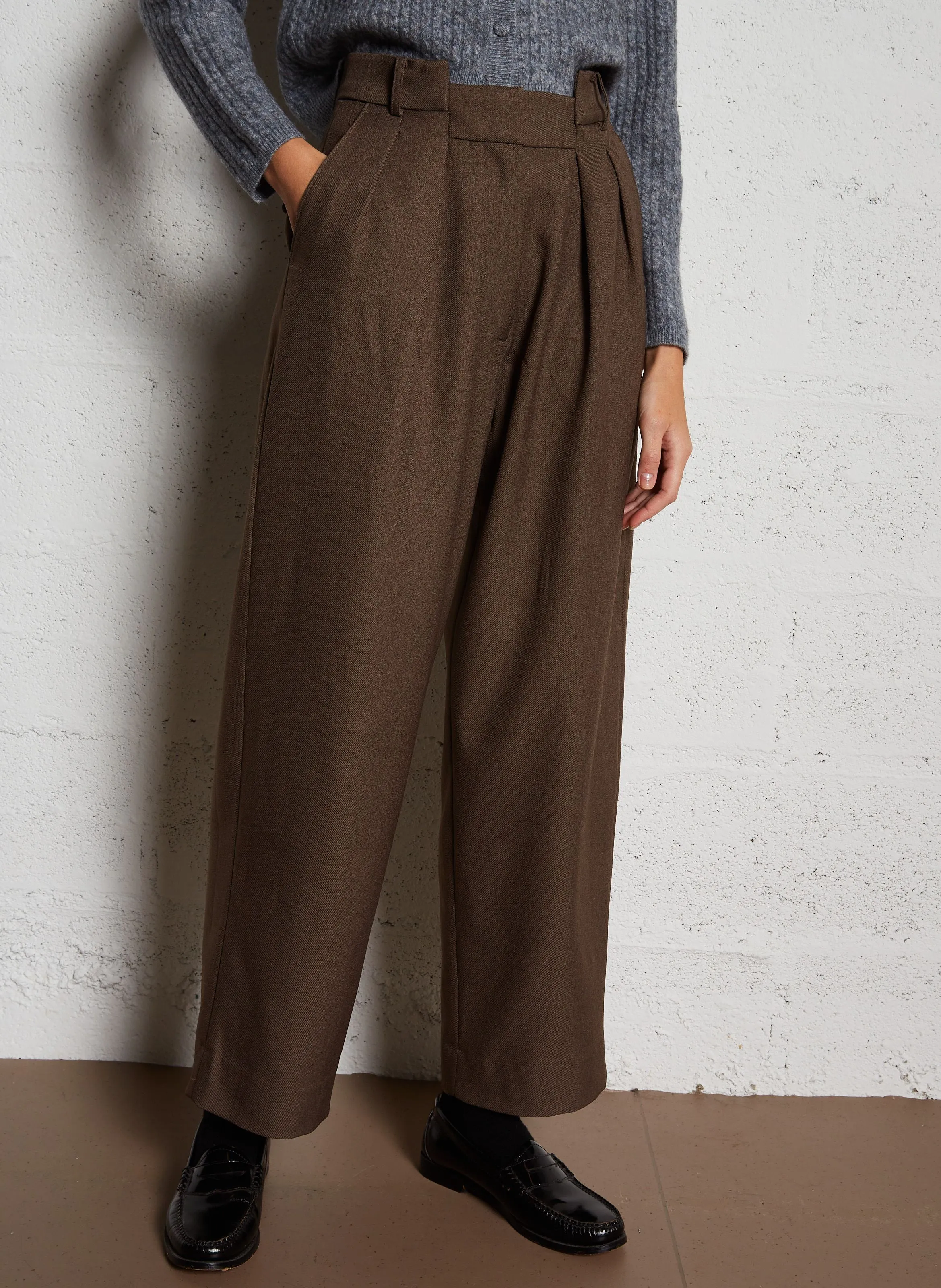 BERENICE PRUNE  PANTALóN RECTO Y ANCHO CON PINZAS EN MARRON
