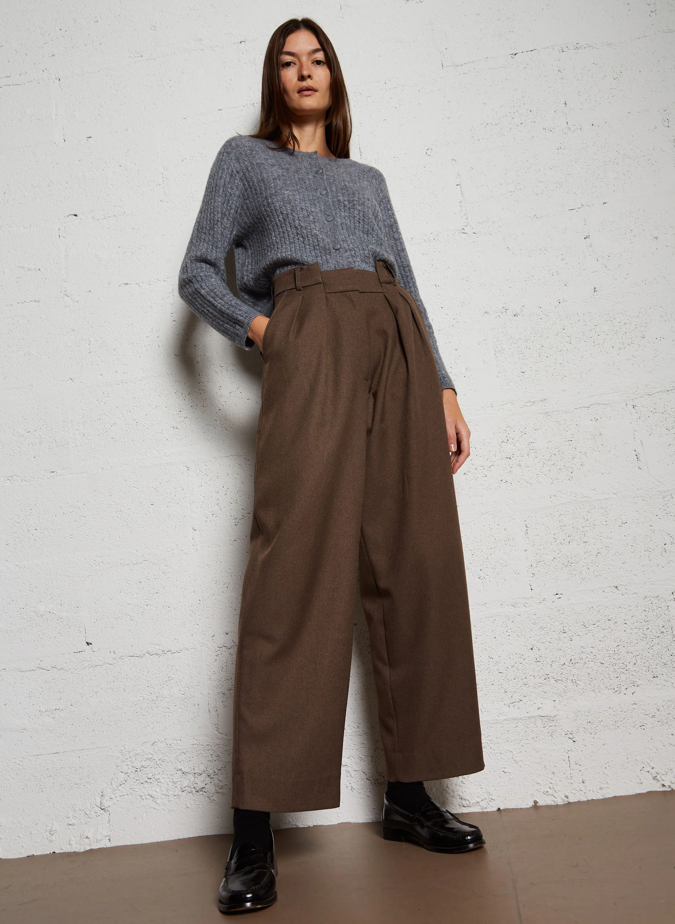 BERENICE PRUNE  PANTALóN RECTO Y ANCHO CON PINZAS EN MARRON