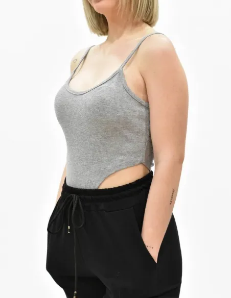 Body canalé tirantes gris