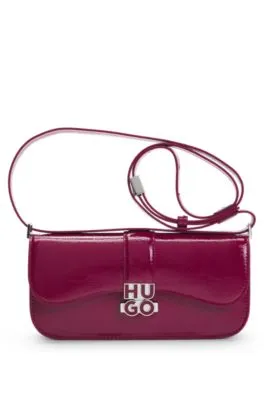 Bolso bandolera de piel sintética con logo apilado esmaltado