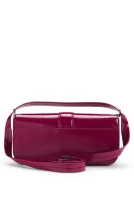 Bolso bandolera de piel sintética con logo apilado esmaltado