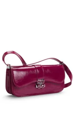 Bolso bandolera de piel sintética con logo apilado esmaltado