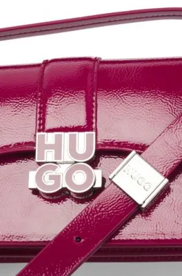 Bolso bandolera de piel sintética con logo apilado esmaltado