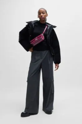 Bolso bandolera de piel sintética con logo apilado esmaltado