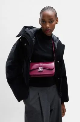 Bolso bandolera de piel sintética con logo apilado esmaltado