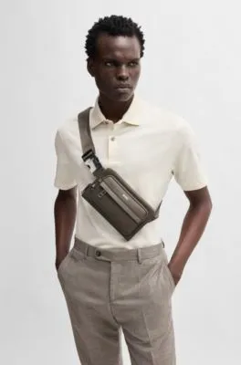 Bolso cruzado con estructura y ribetes de la marca