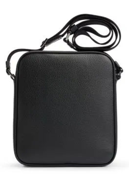 Bolso mensajero de piel italiana con logo grabado