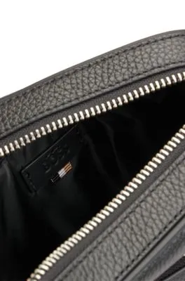Bolso mensajero de piel italiana con logo grabado