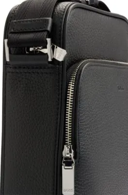 Bolso mensajero de piel italiana con logo grabado