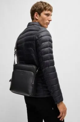 Bolso mensajero de piel italiana con logo grabado