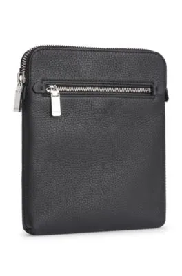 Bolso tipo sobre de piel italiana con logo grabado