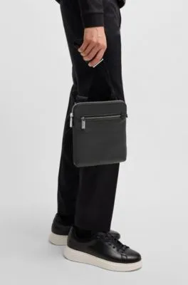 Bolso tipo sobre de piel italiana con logo grabado