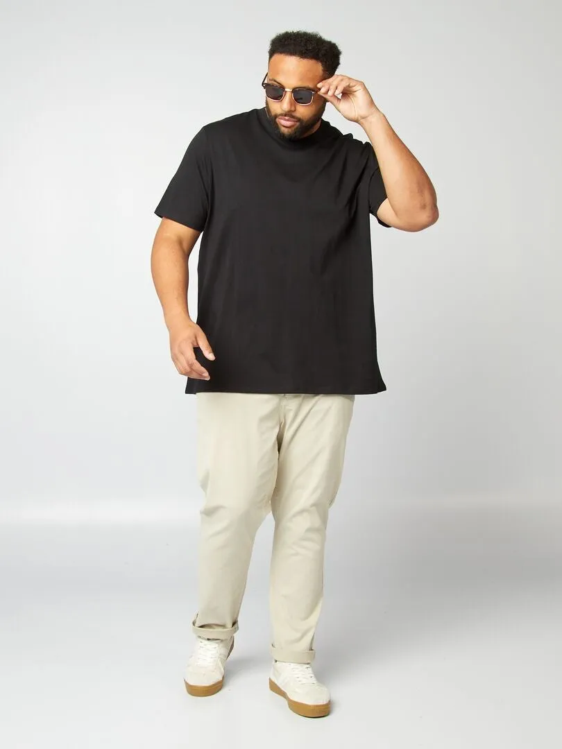 CAMISETA CON CUELLO DE PICO  NEGRO