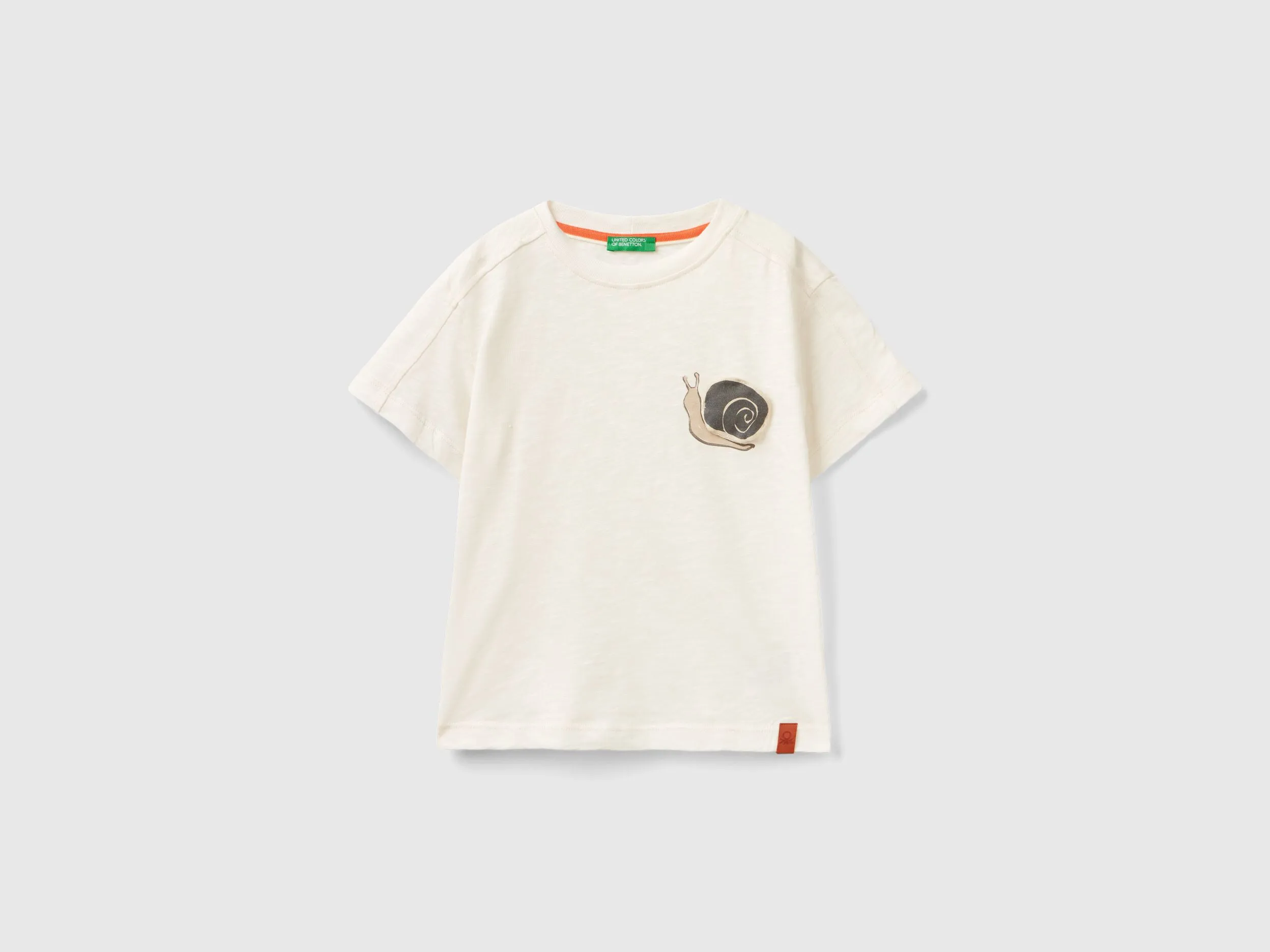 Camiseta con estampado y aplicación