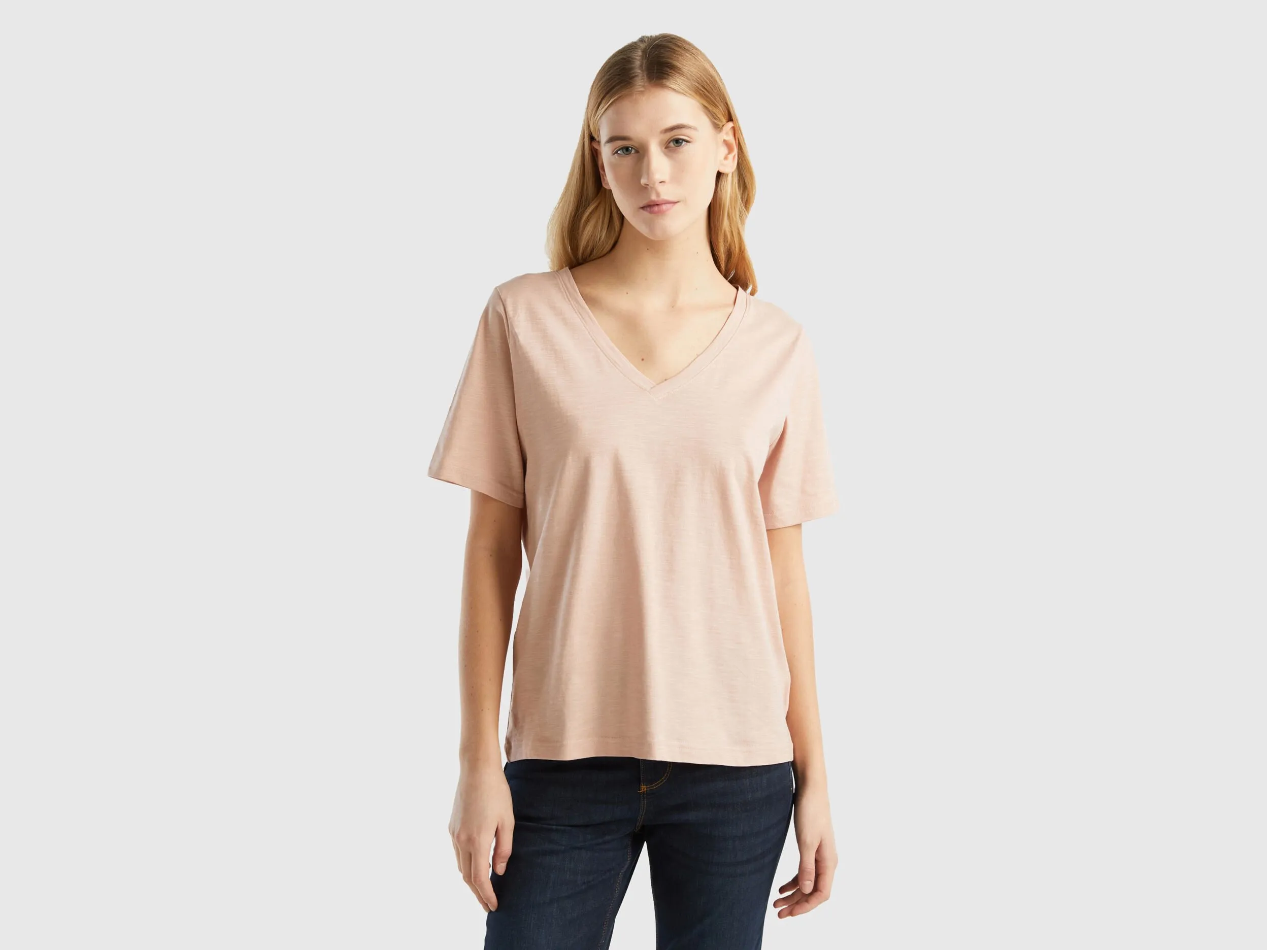 Camiseta de algodón flameado con escote de pico