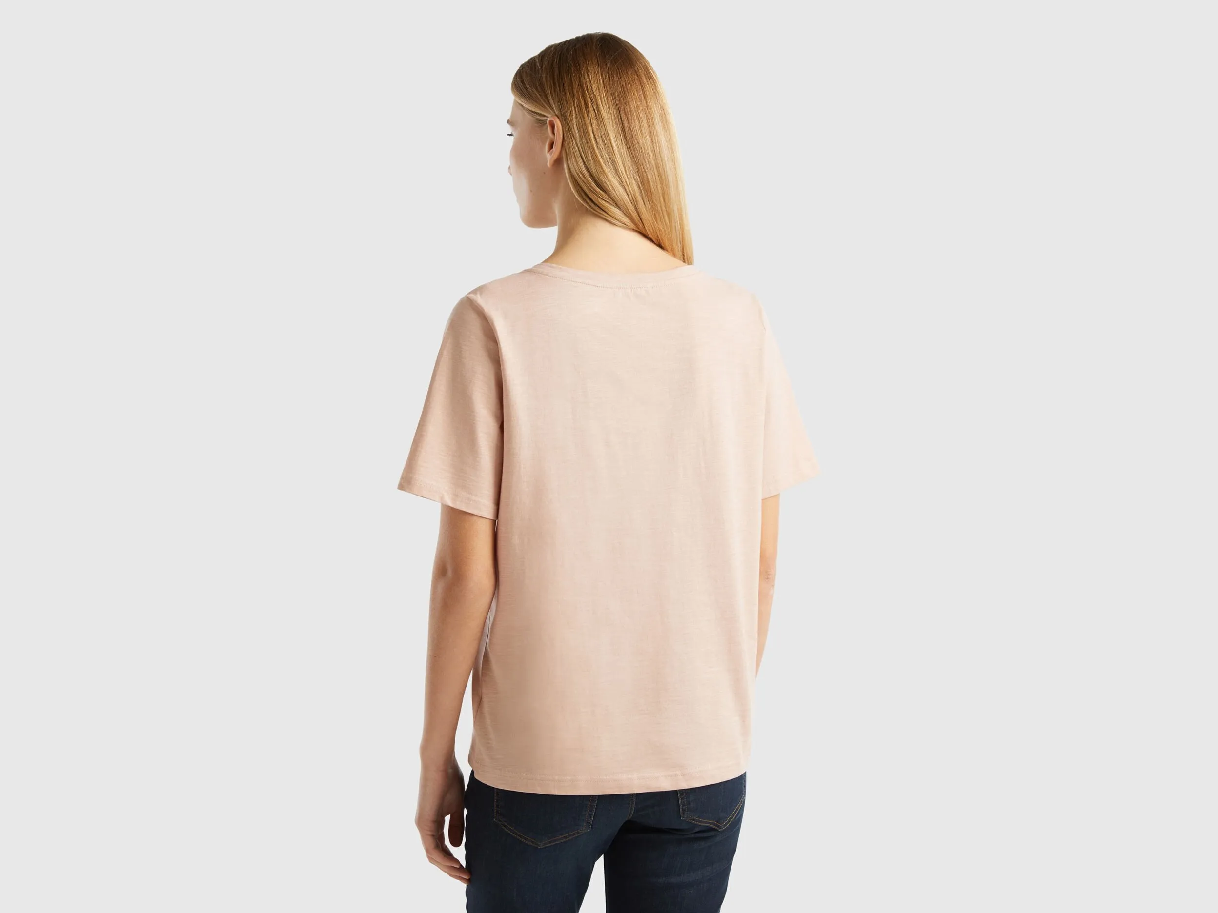 Camiseta de algodón flameado con escote de pico