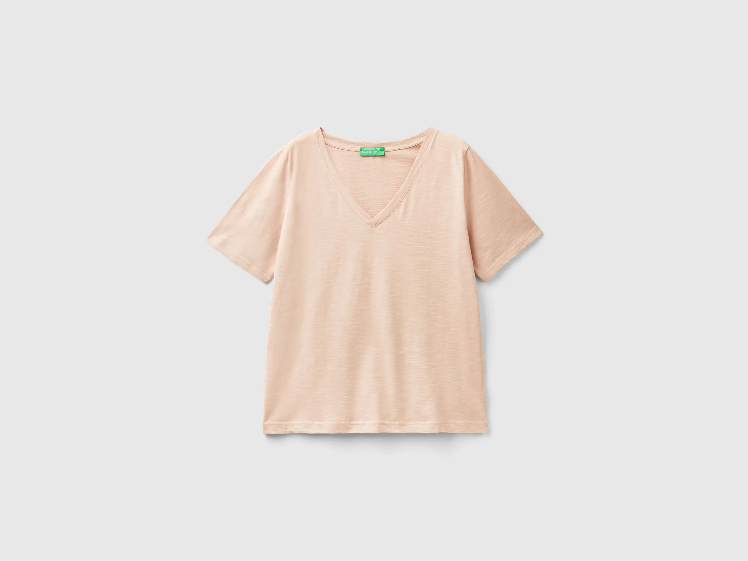 Camiseta de algodón flameado con escote de pico