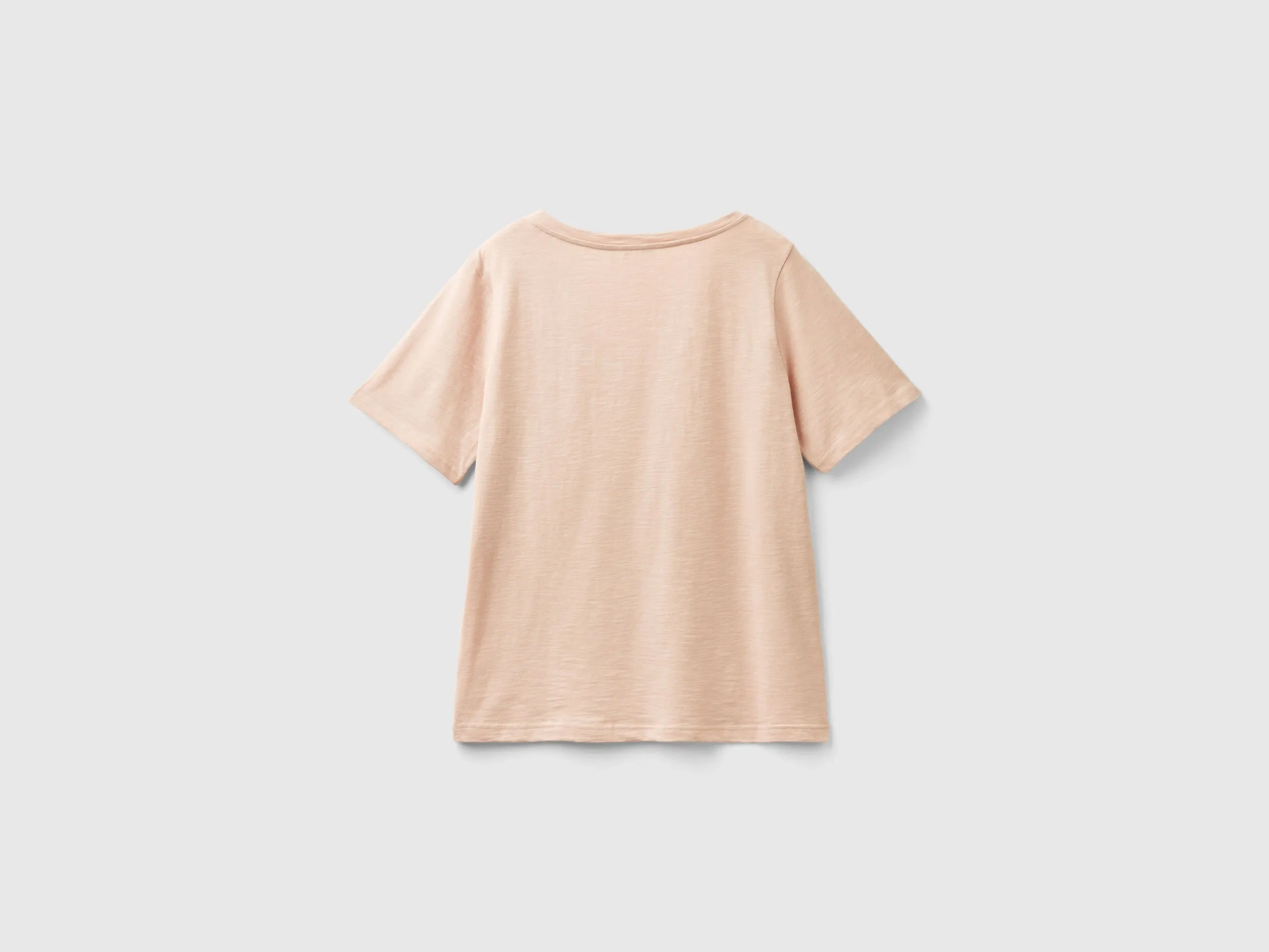 Camiseta de algodón flameado con escote de pico