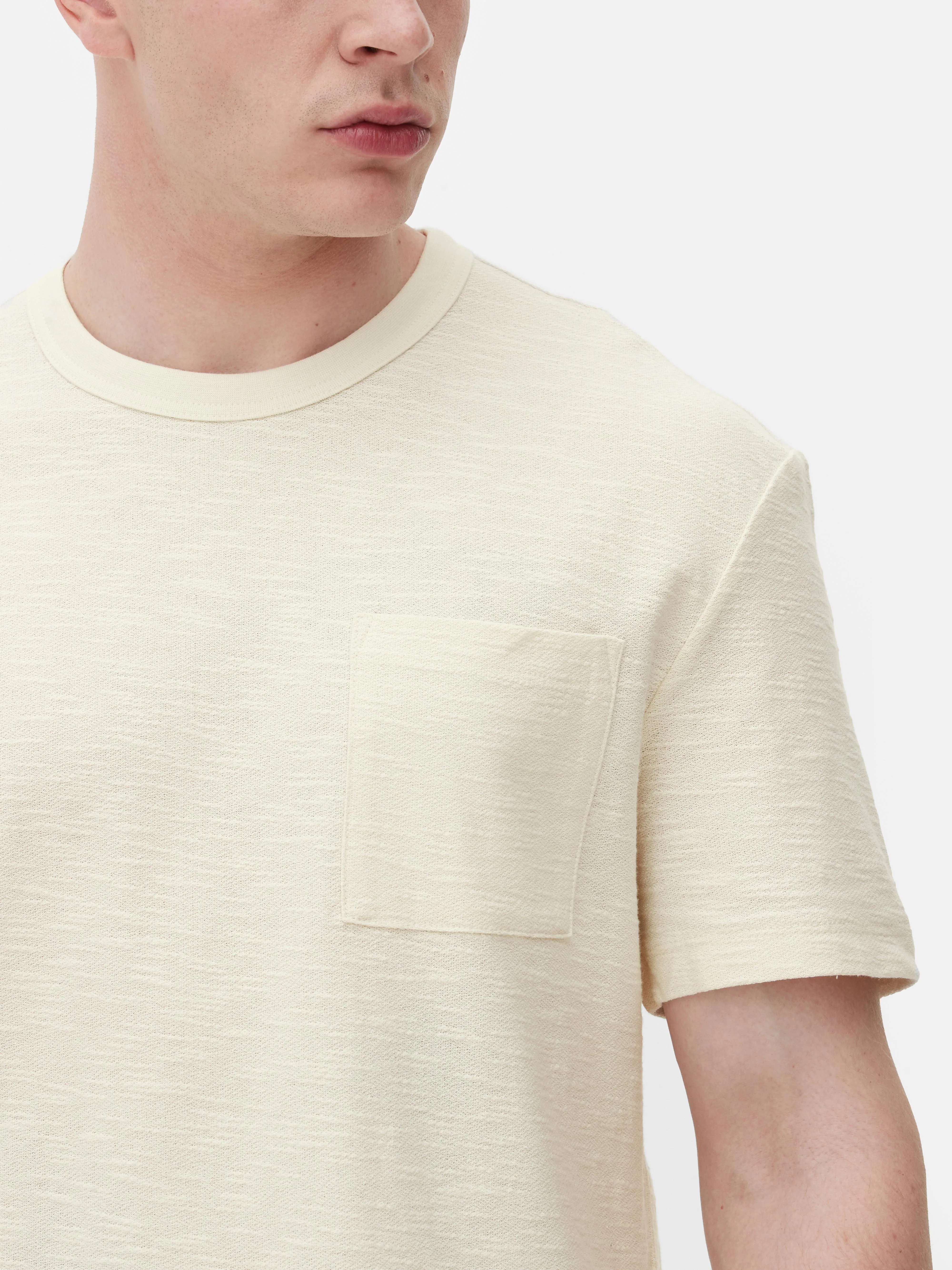 Camiseta de crepé con bolsillo de plastrón