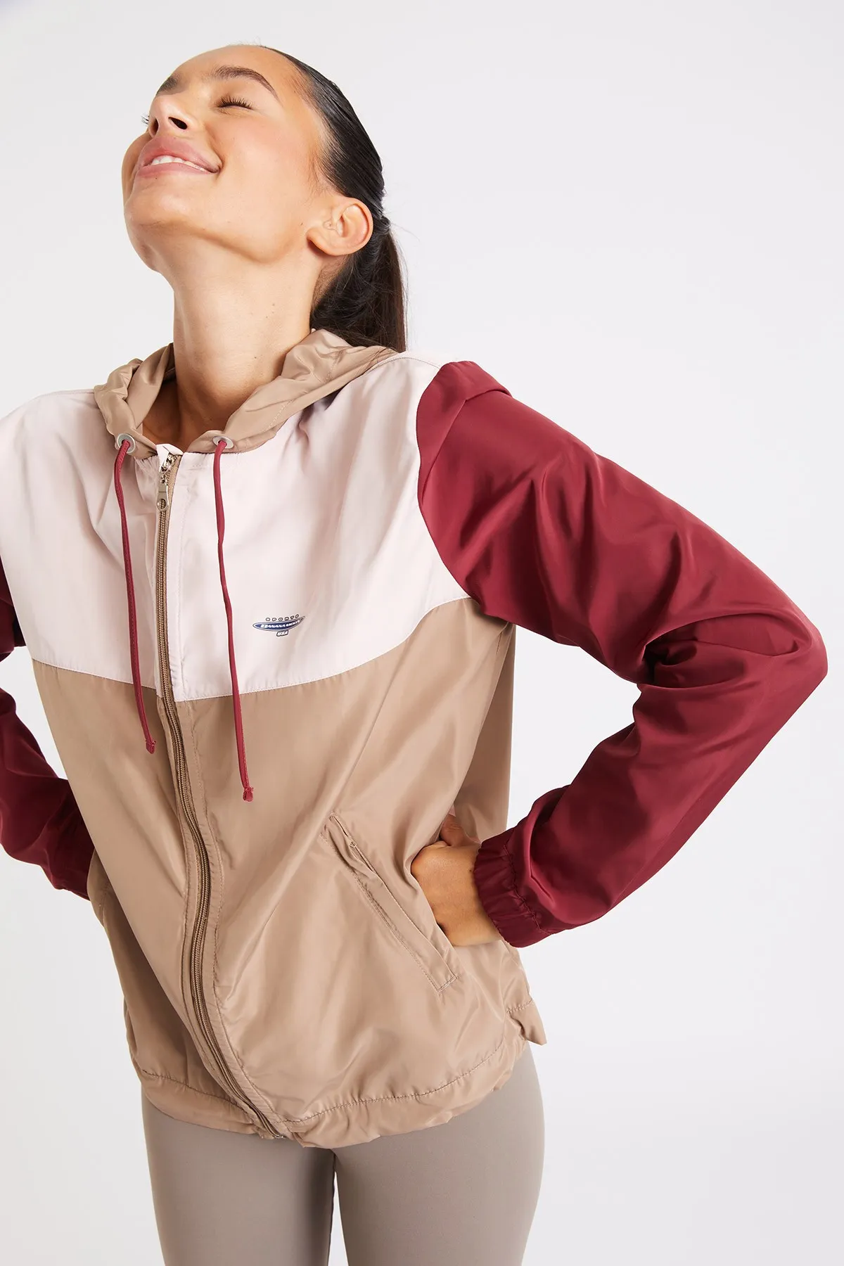Chaqueta cortavientos running mujer beige Skip Zooming