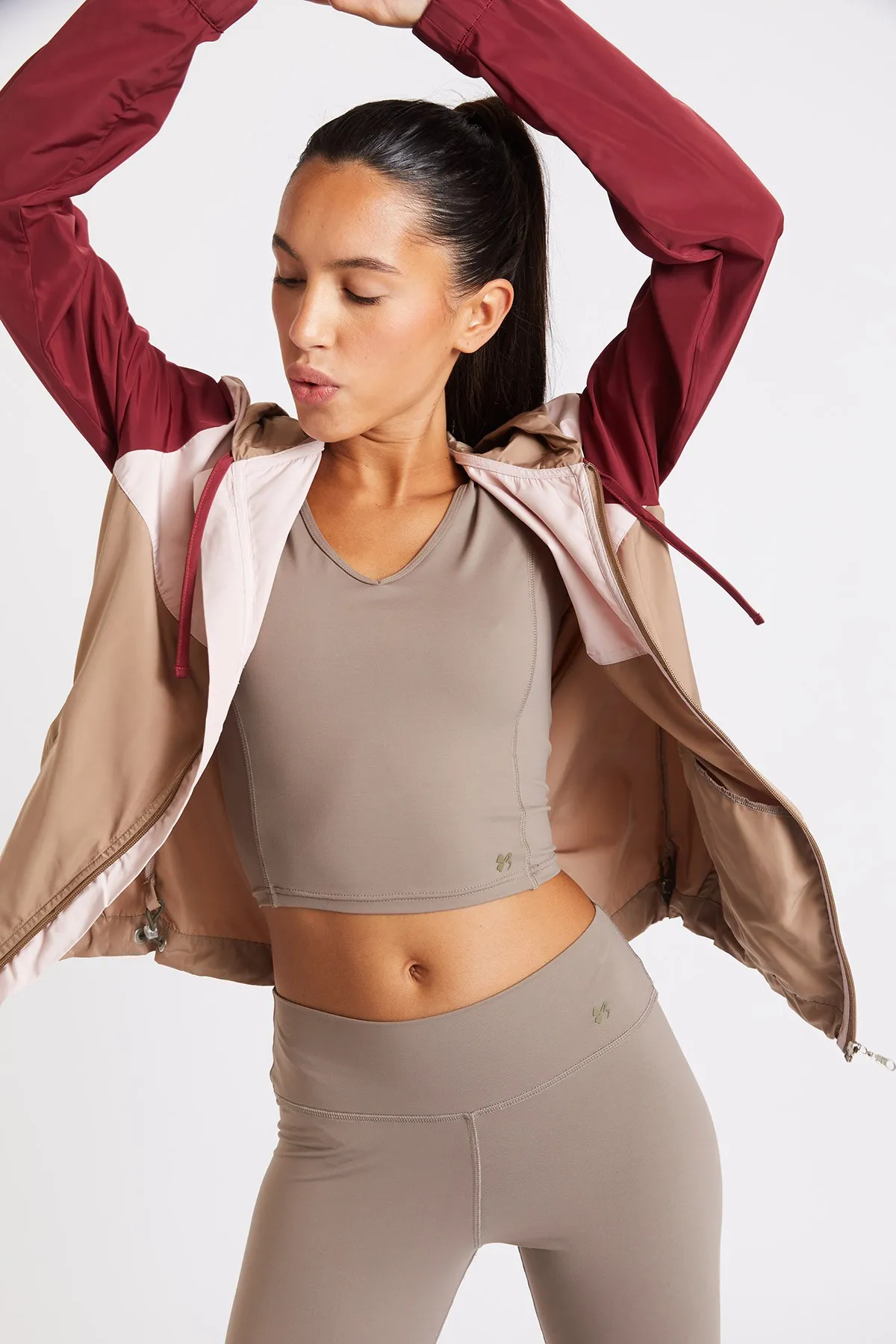 Chaqueta cortavientos running mujer beige Skip Zooming