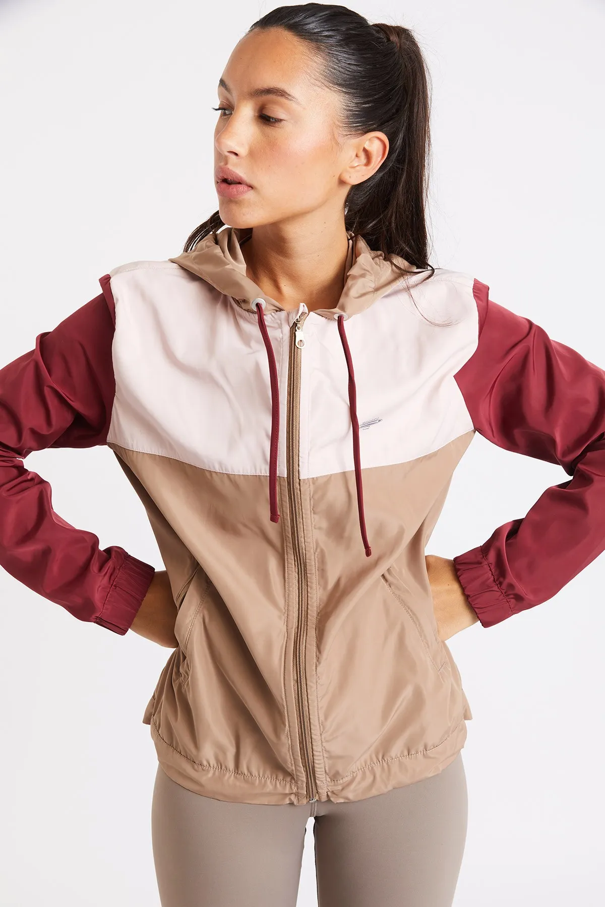 Chaqueta cortavientos running mujer beige Skip Zooming