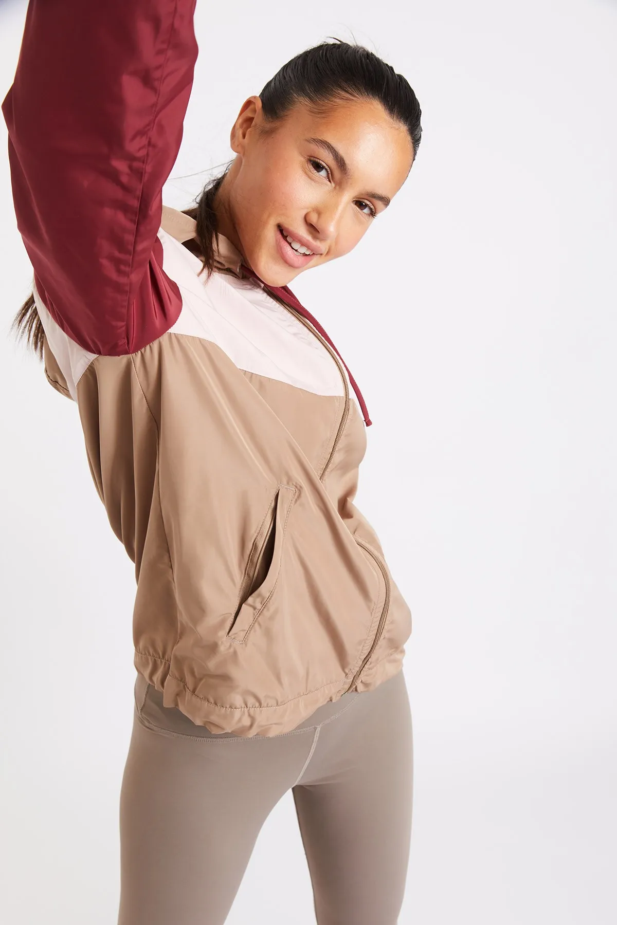 Chaqueta cortavientos running mujer beige Skip Zooming