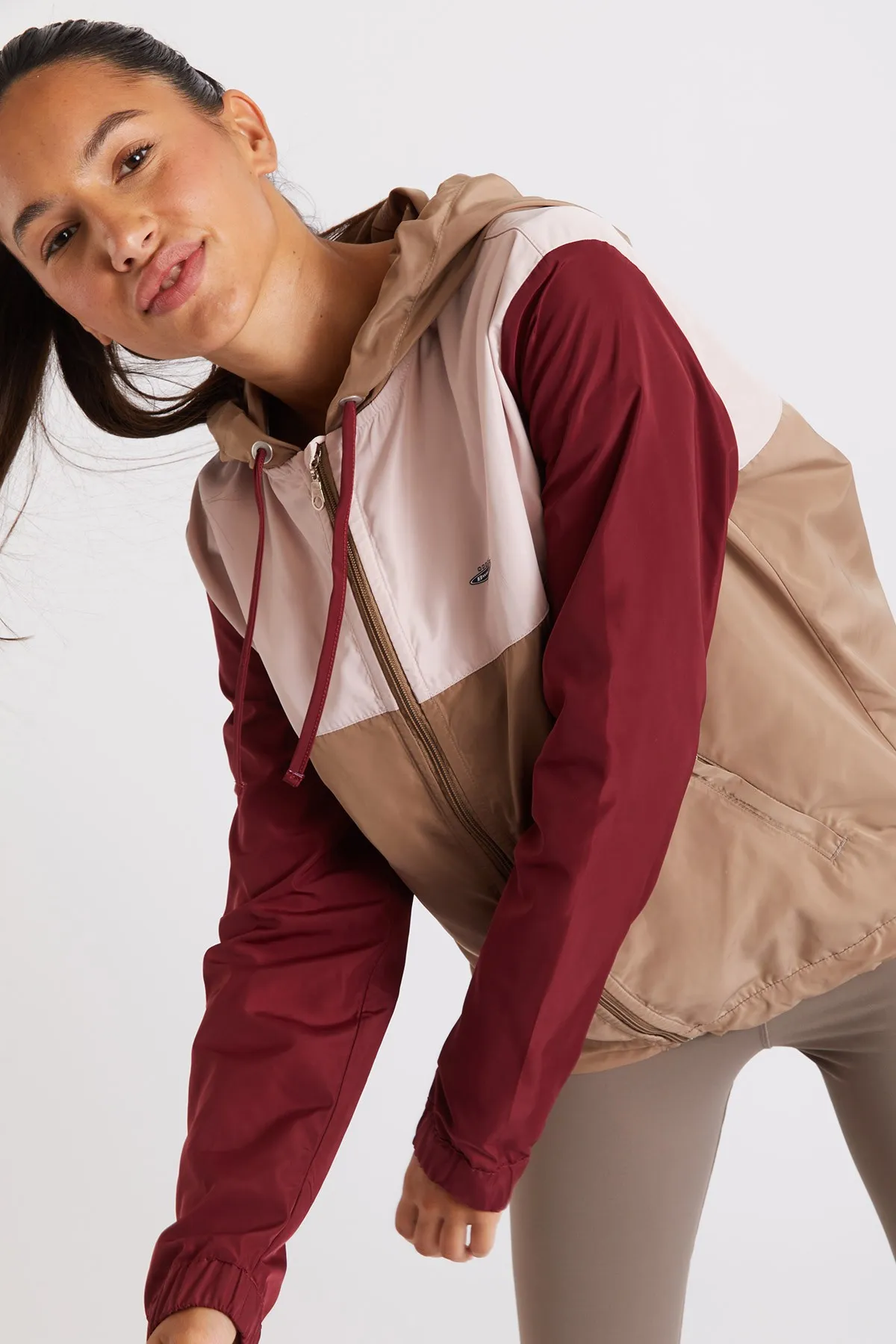 Chaqueta cortavientos running mujer beige Skip Zooming