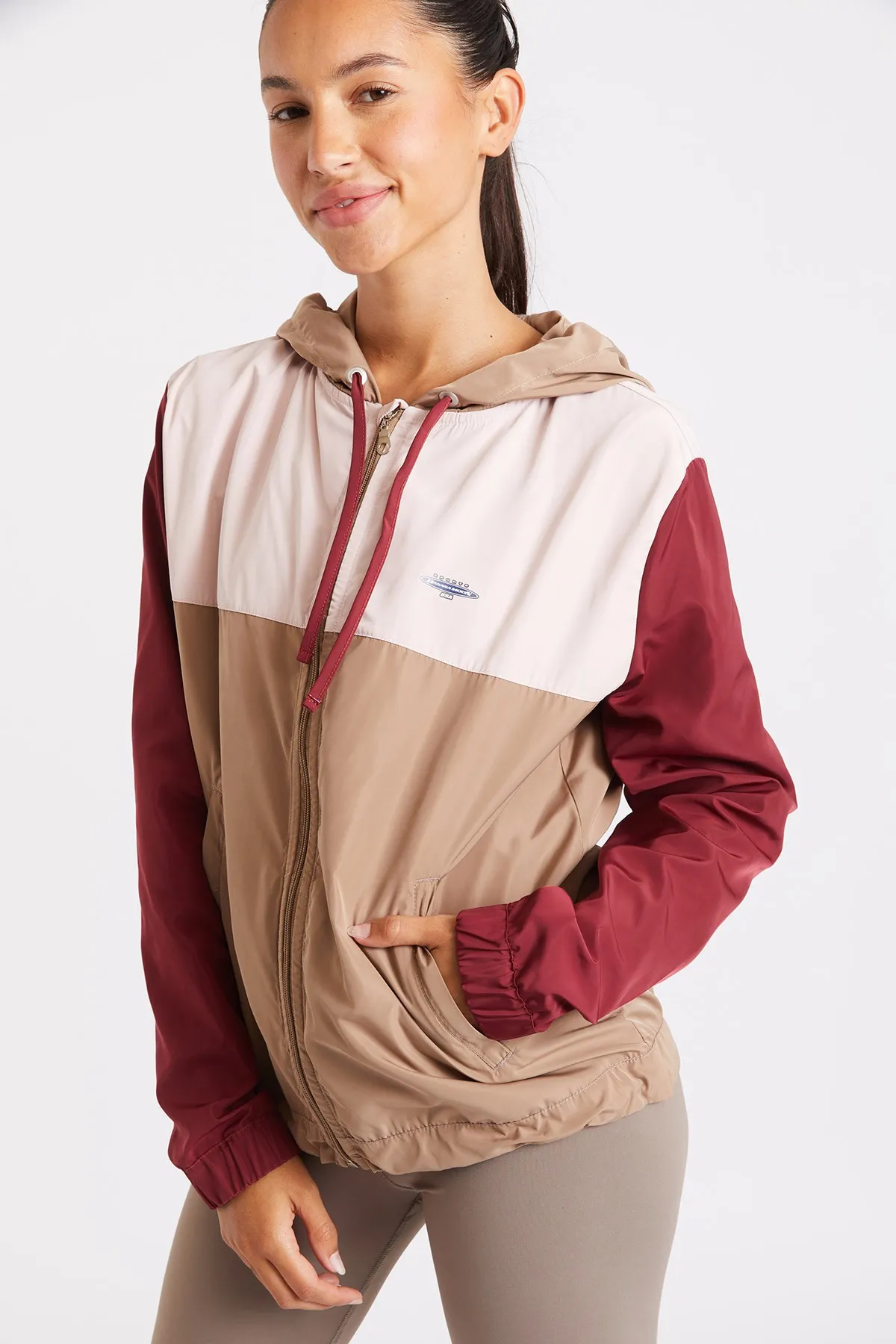 Chaqueta cortavientos running mujer beige Skip Zooming