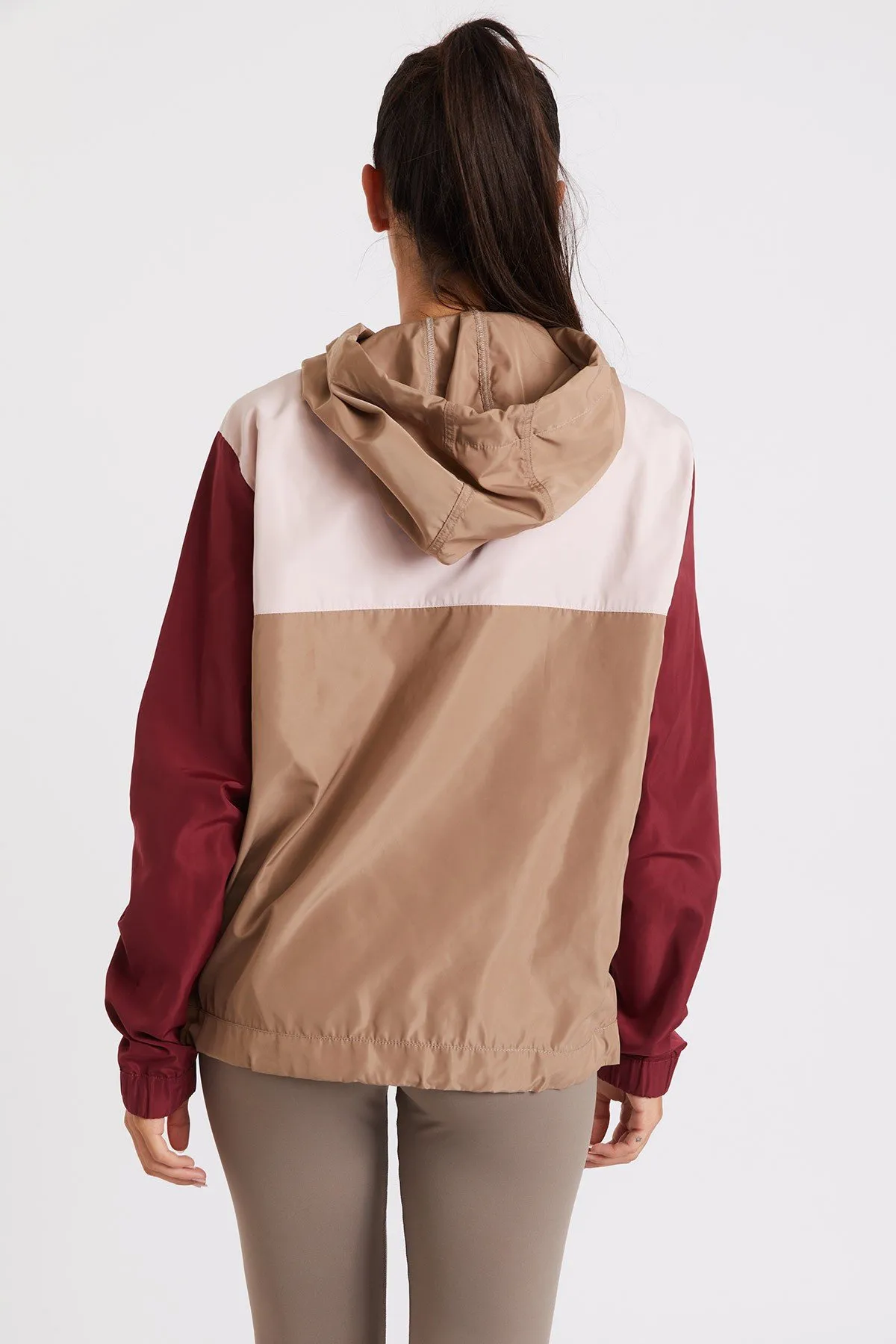 Chaqueta cortavientos running mujer beige Skip Zooming
