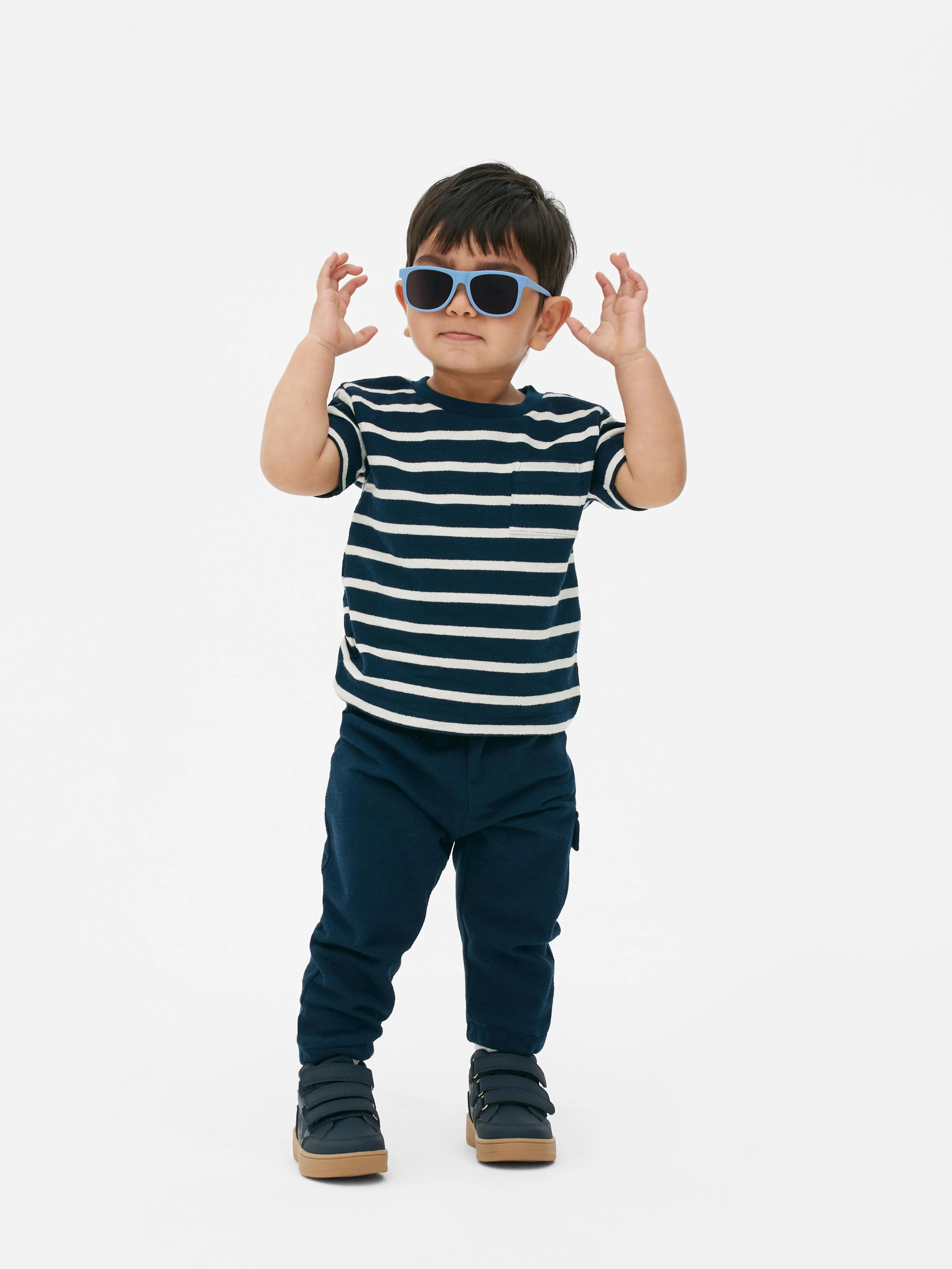 Conjunto de camiseta a rayas y pantalón de chándal