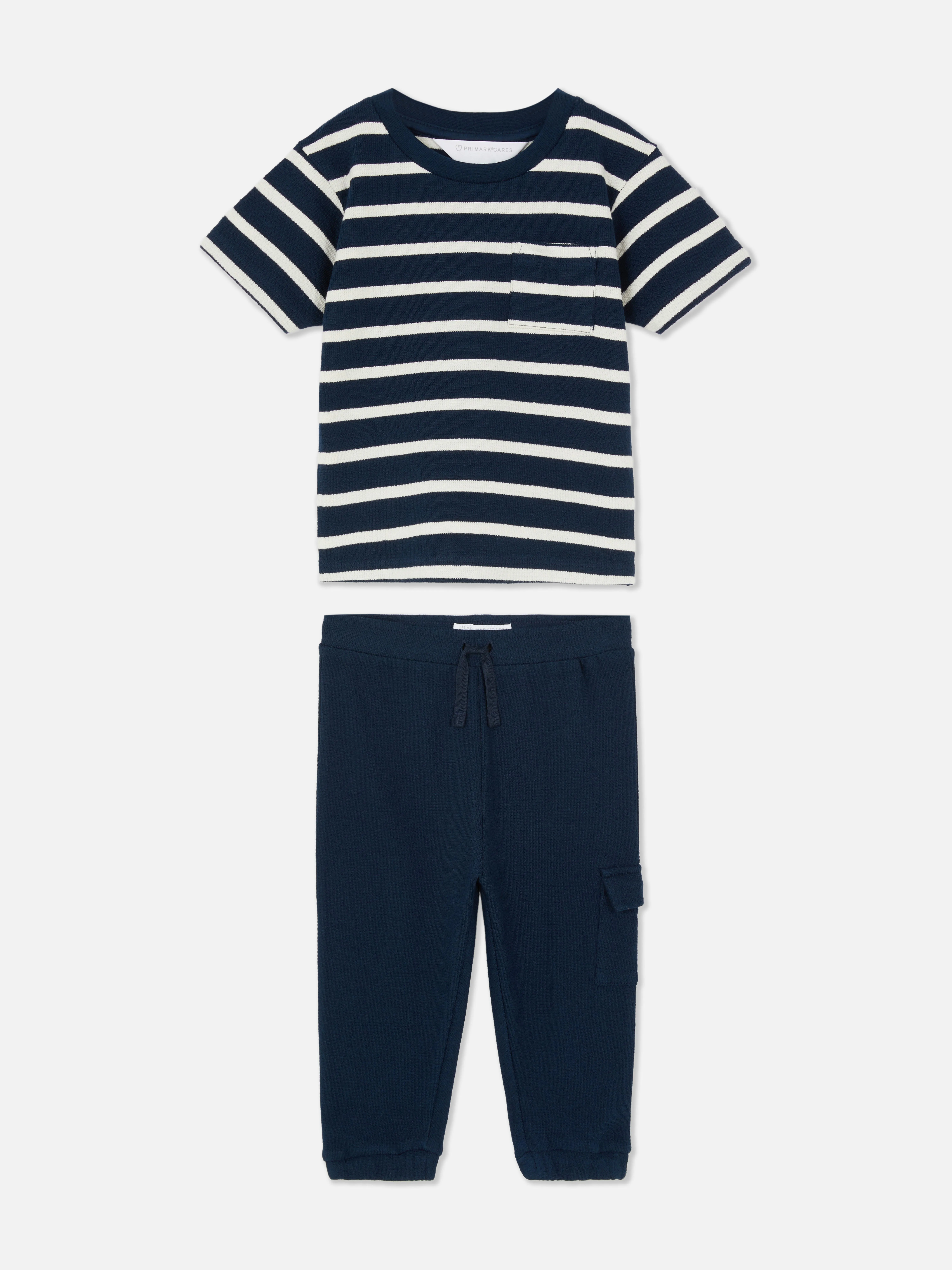 Conjunto de camiseta a rayas y pantalón de chándal