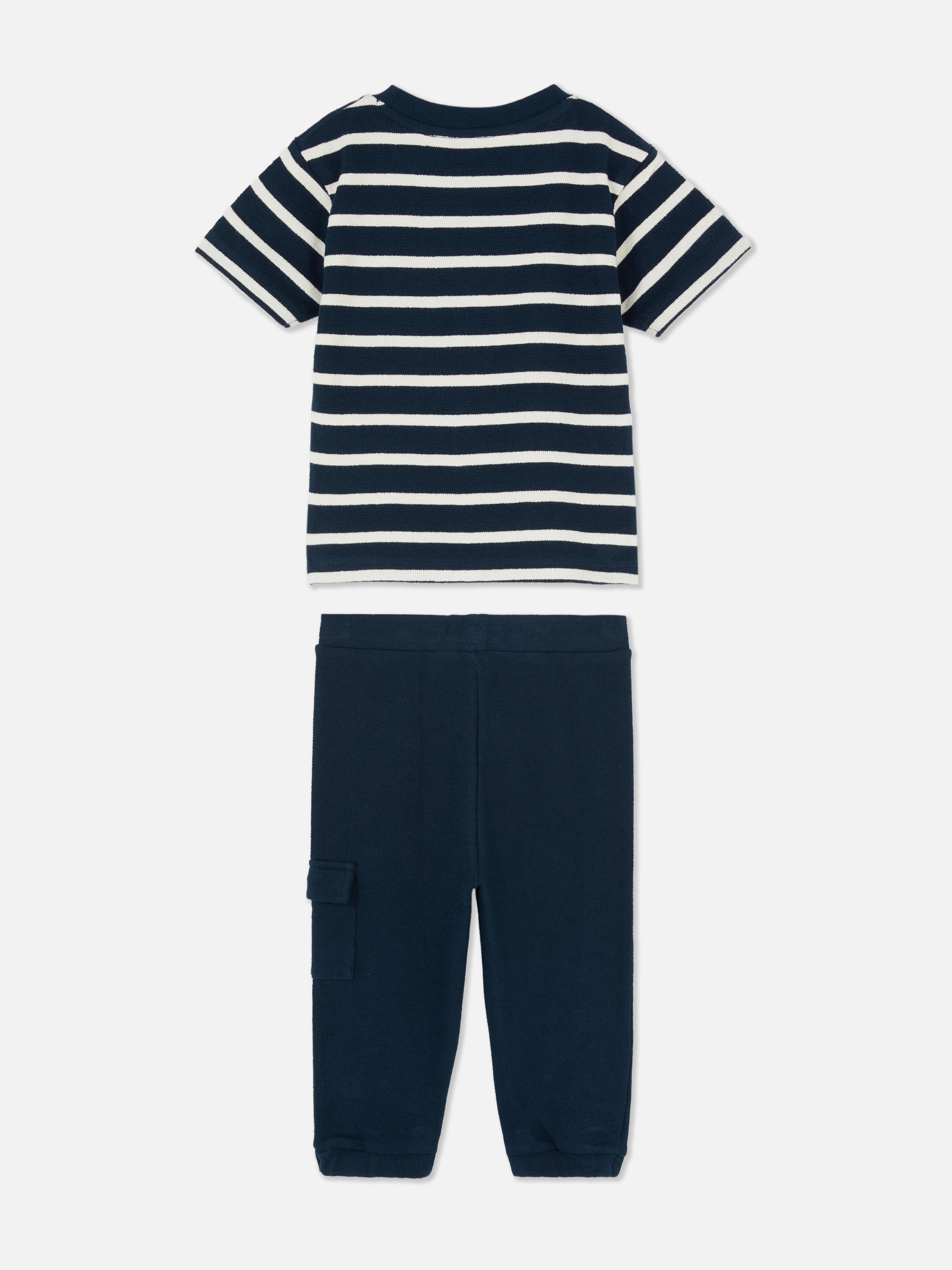 Conjunto de camiseta a rayas y pantalón de chándal
