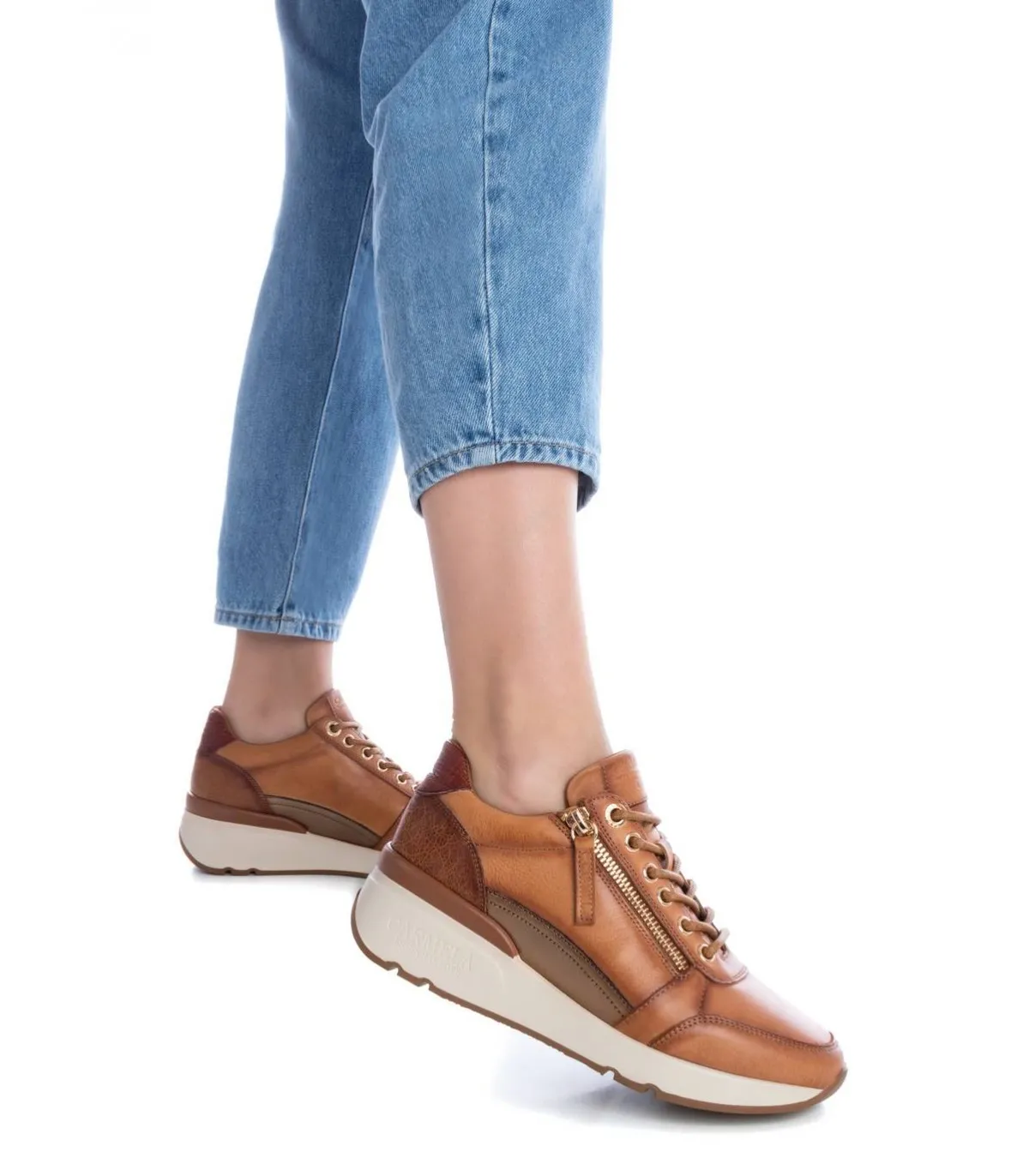 Deportivo de piel color camel