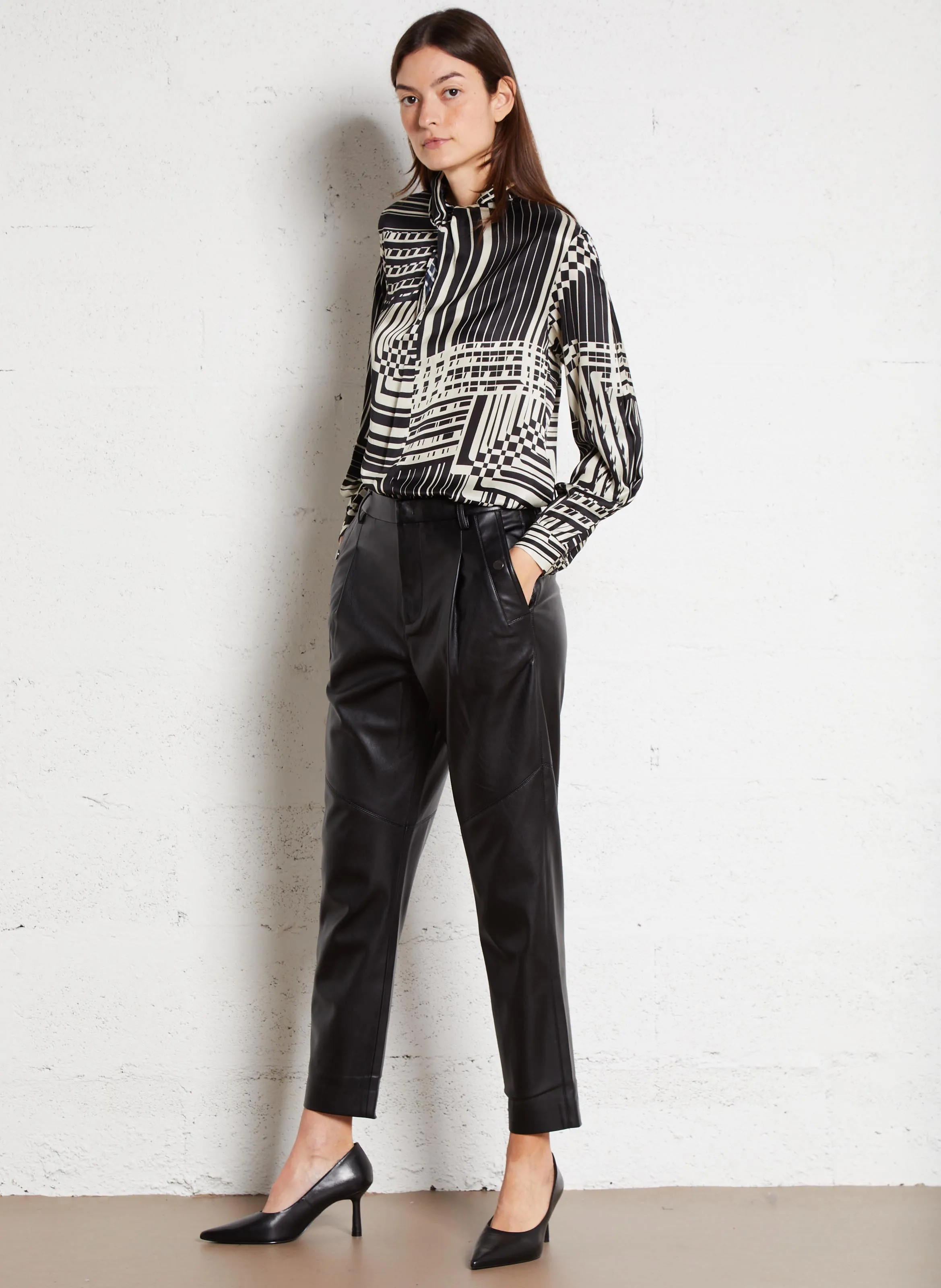 IKKS Pantalón de viscosa tapered en negro