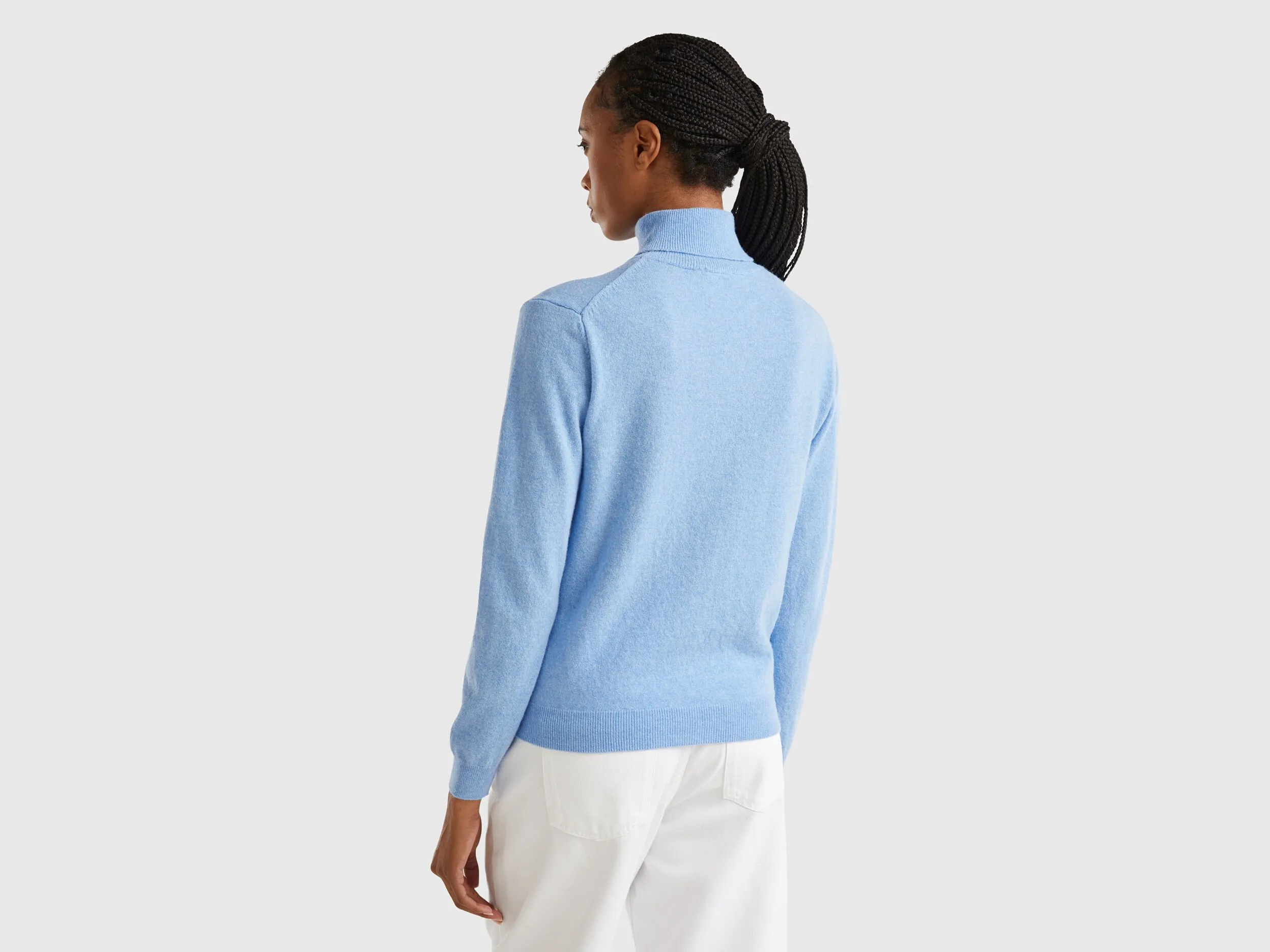 Jersey de cuello alto azul claro jaspeado en pura lana merina