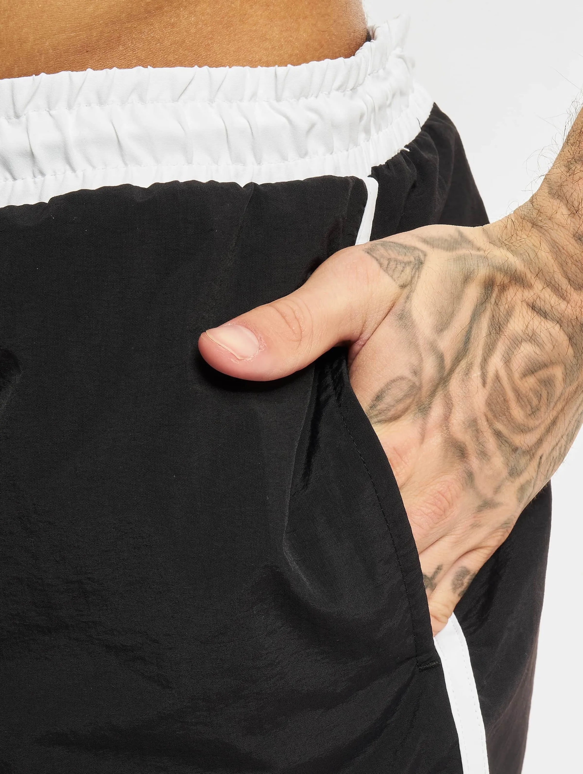 Karl Kani Small Signature Contrast