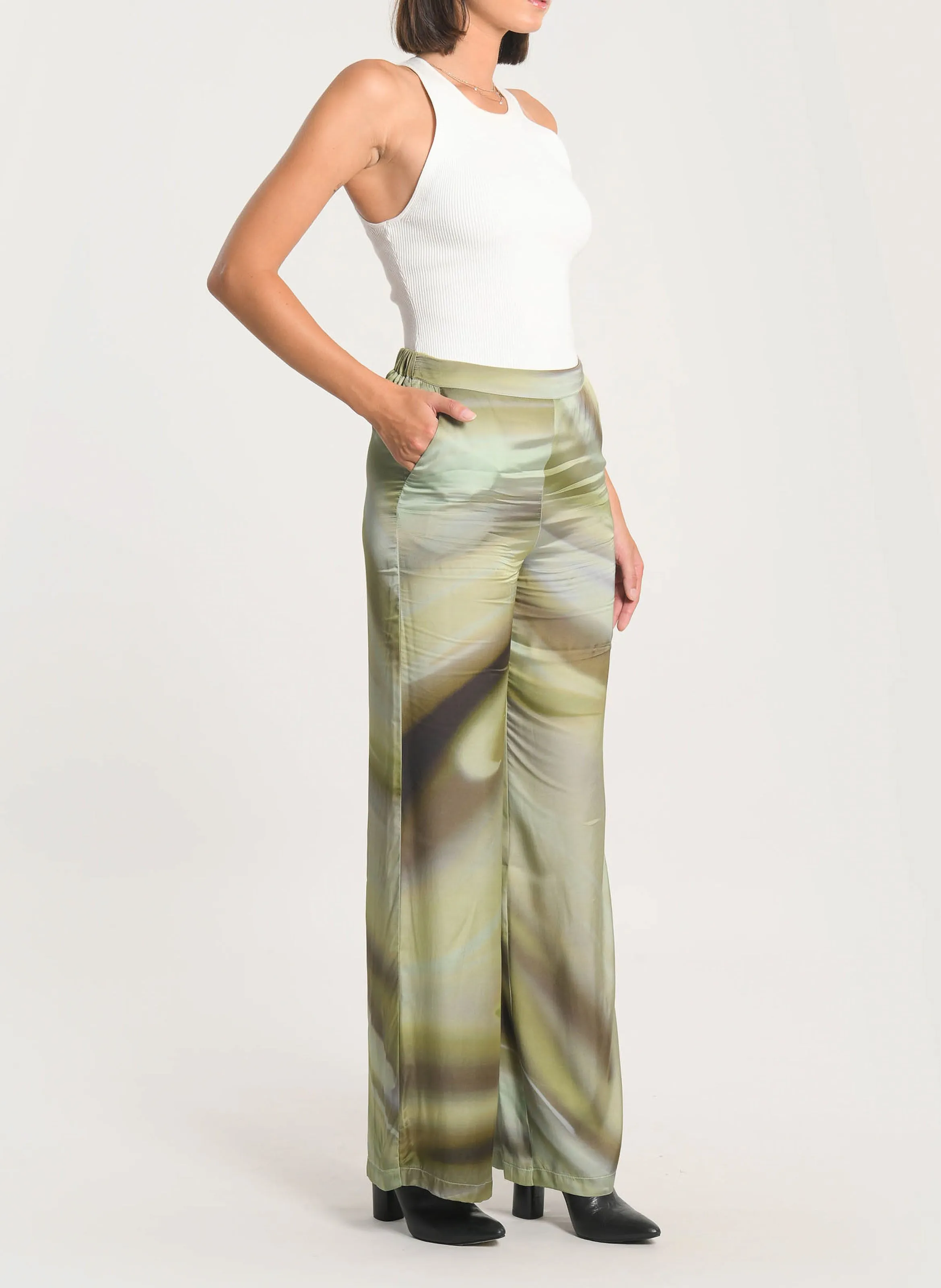 KOOKAI NIKITA  PANTALóN ANCHO ESTAMPADO EN CAQUI