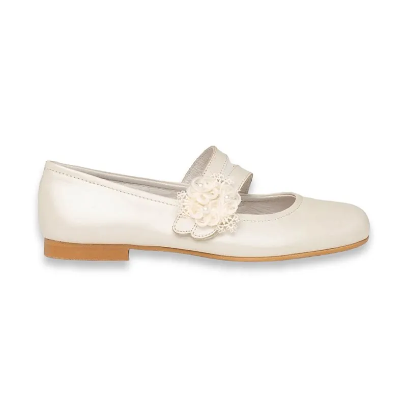 Merceditas Comunión Niña Piel Nacarada Adorno Tul Y Perlas Velcro 991 Beige, de Angelitos