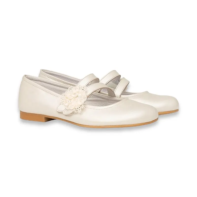 Merceditas Comunión Niña Piel Nacarada Adorno Tul Y Perlas Velcro 991 Beige, de Angelitos