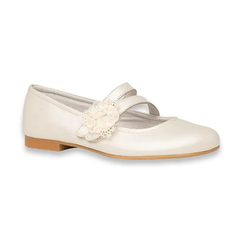 Merceditas Comunión Niña Piel Nacarada Adorno Tul Y Perlas Velcro 991 Beige, de Angelitos
