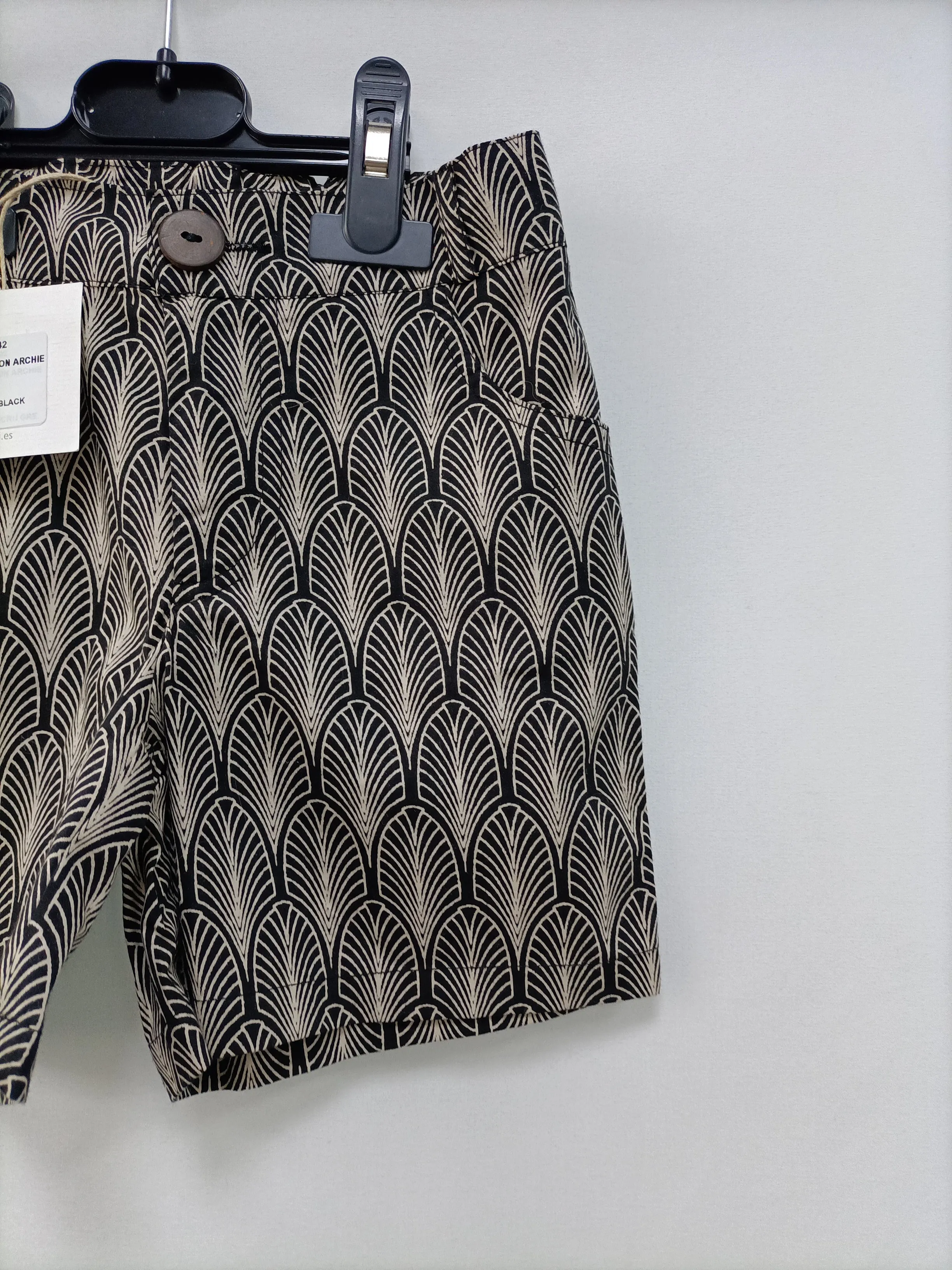 OMINI. Pantalón corto negro estampado T.2 años
