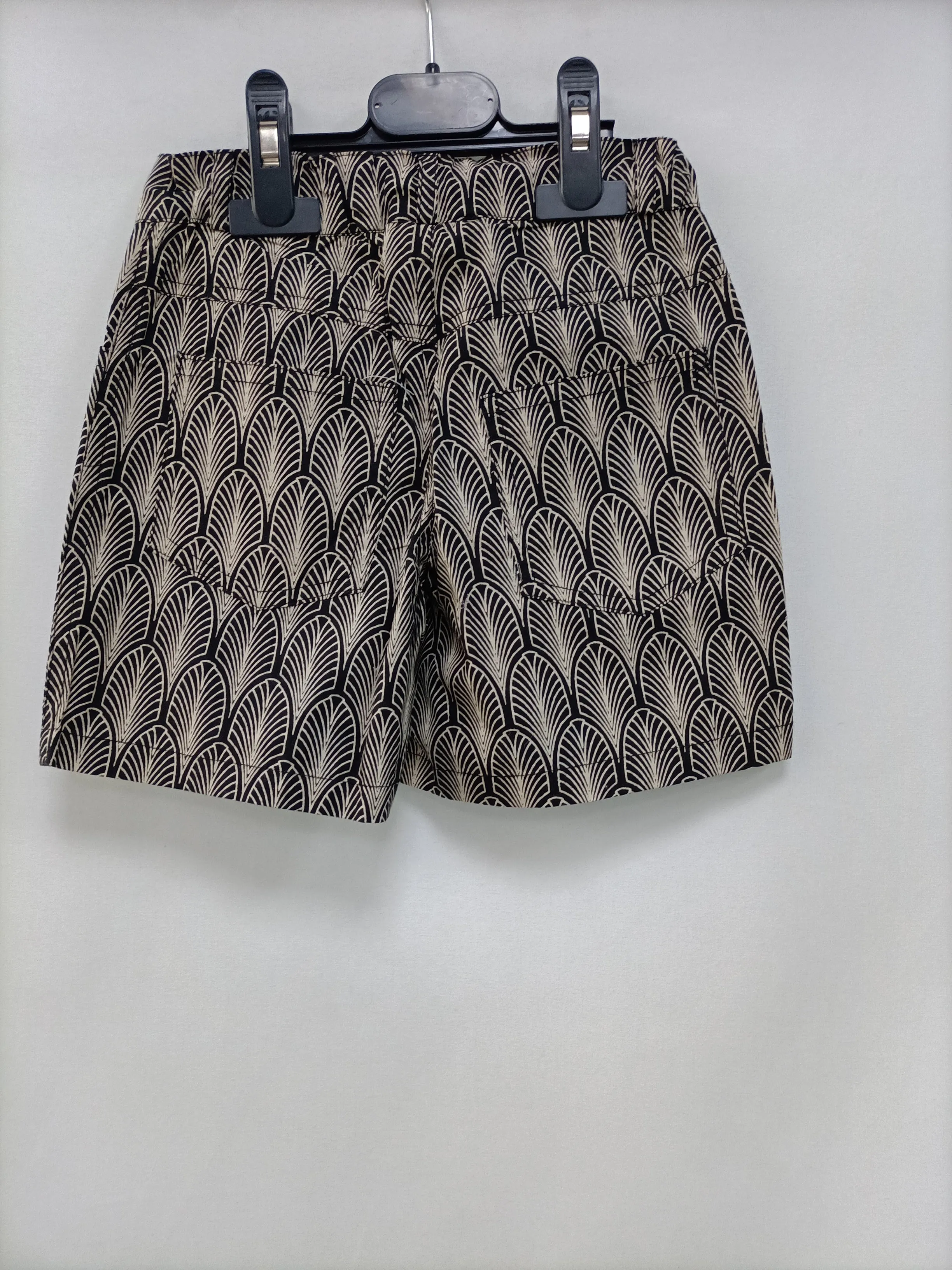 OMINI. Pantalón corto negro estampado T.2 años