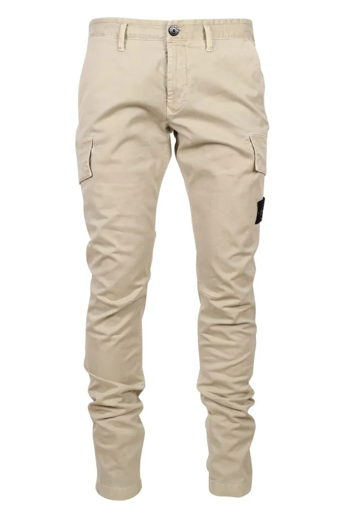 Pantalón beige cargo con logo parche lateral